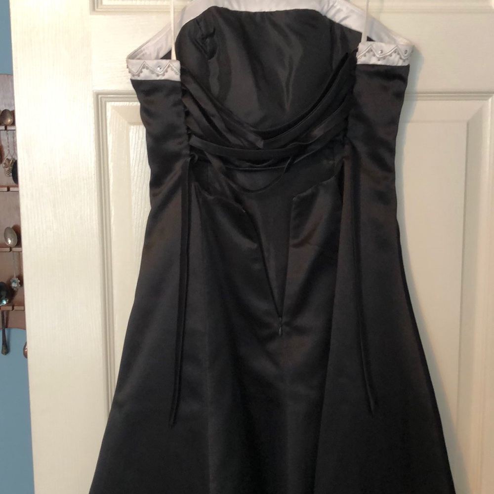 Beautiful strapless dress with corset back - Picture 2 of 2
